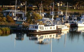 Swamp Fox Luxury 2Br Dutch Barge